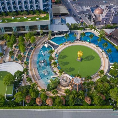 Grande Centre Point Pattaya Hotel Exterior photo The park
