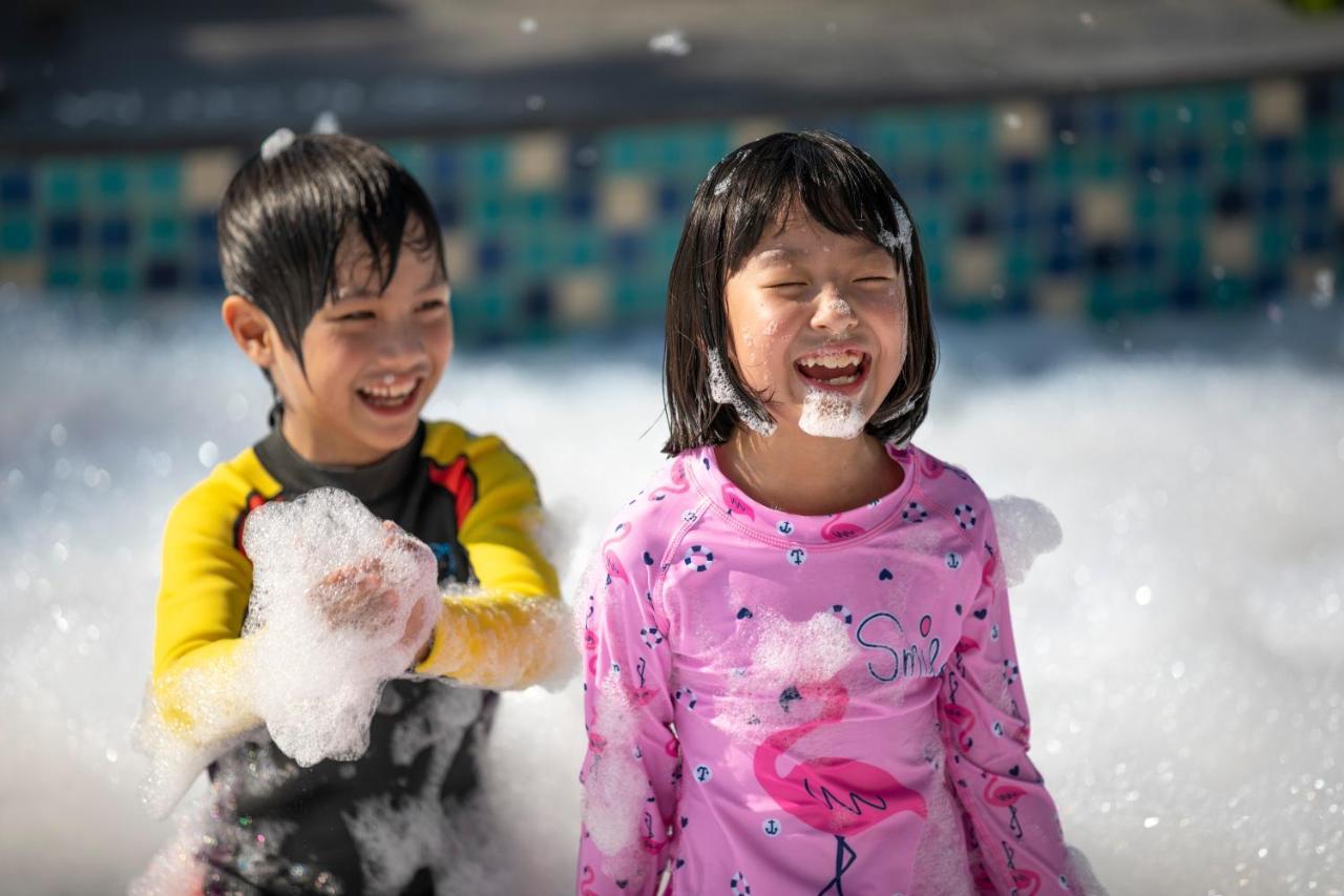 Grande Centre Point Pattaya Hotel Exterior photo Children playing with bubbles