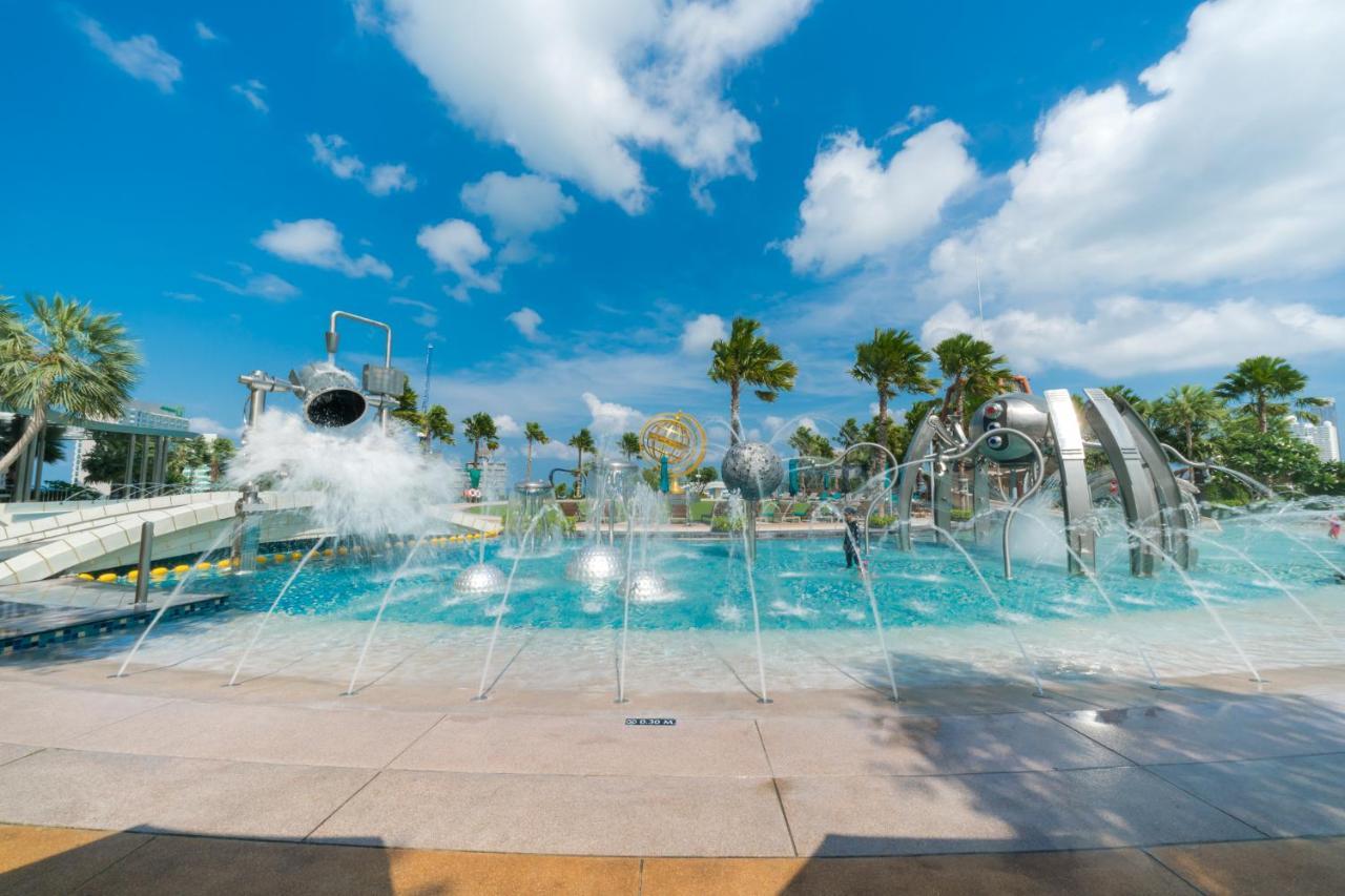 Grande Centre Point Pattaya Hotel Exterior photo Fountains at the park