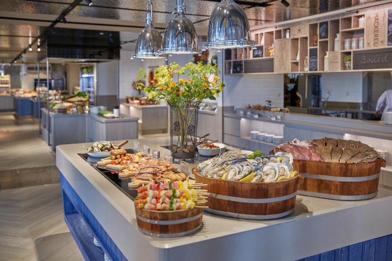 Grande Centre Point Pattaya Hotel Exterior photo The buffet at the restaurant