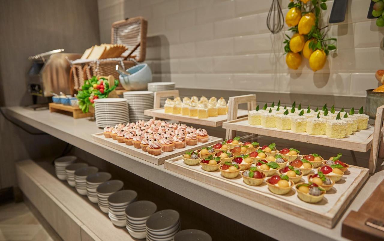 Grande Centre Point Pattaya Hotel Exterior photo A buffet at a hotel