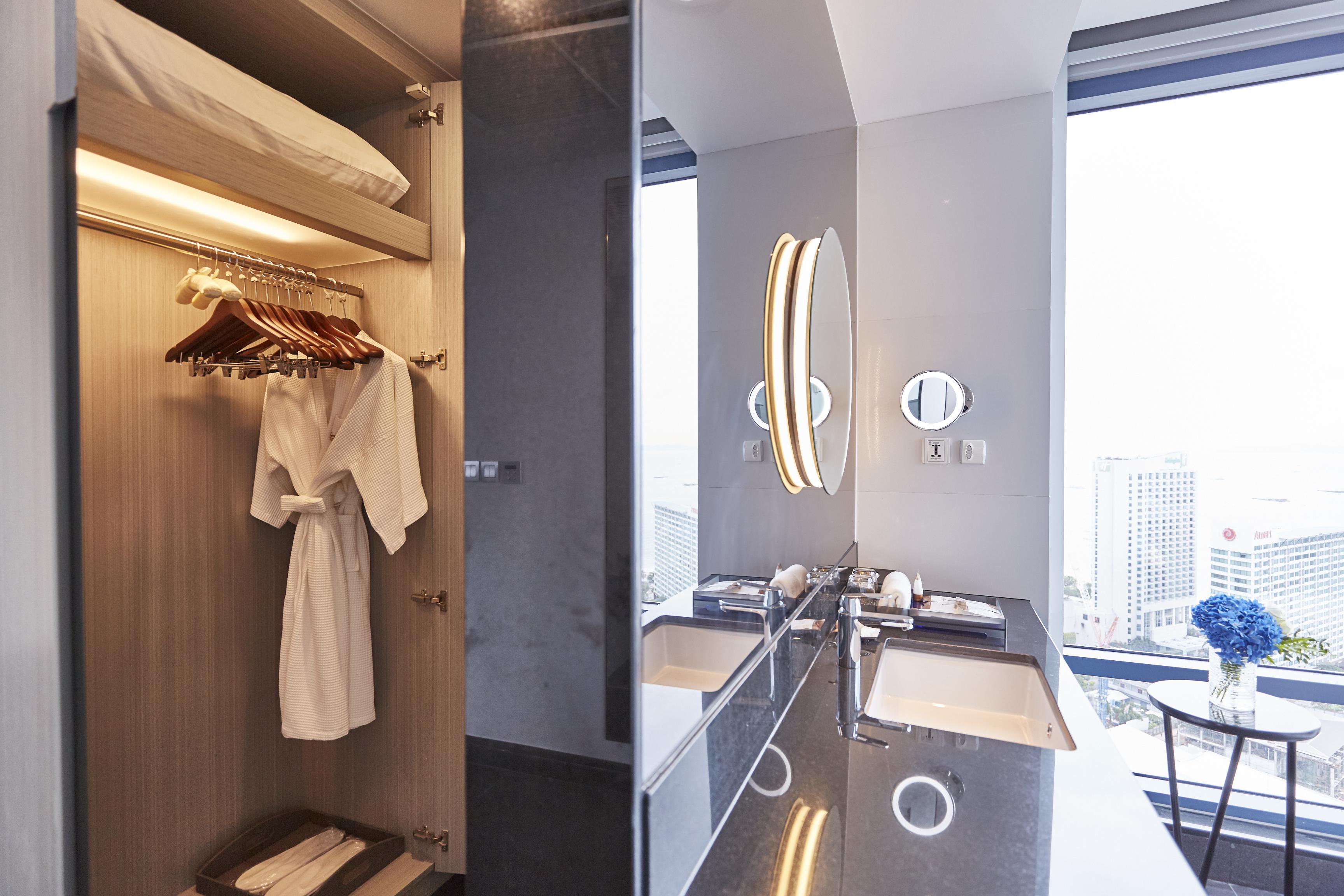 Grande Centre Point Pattaya Hotel Exterior photo Bathroom