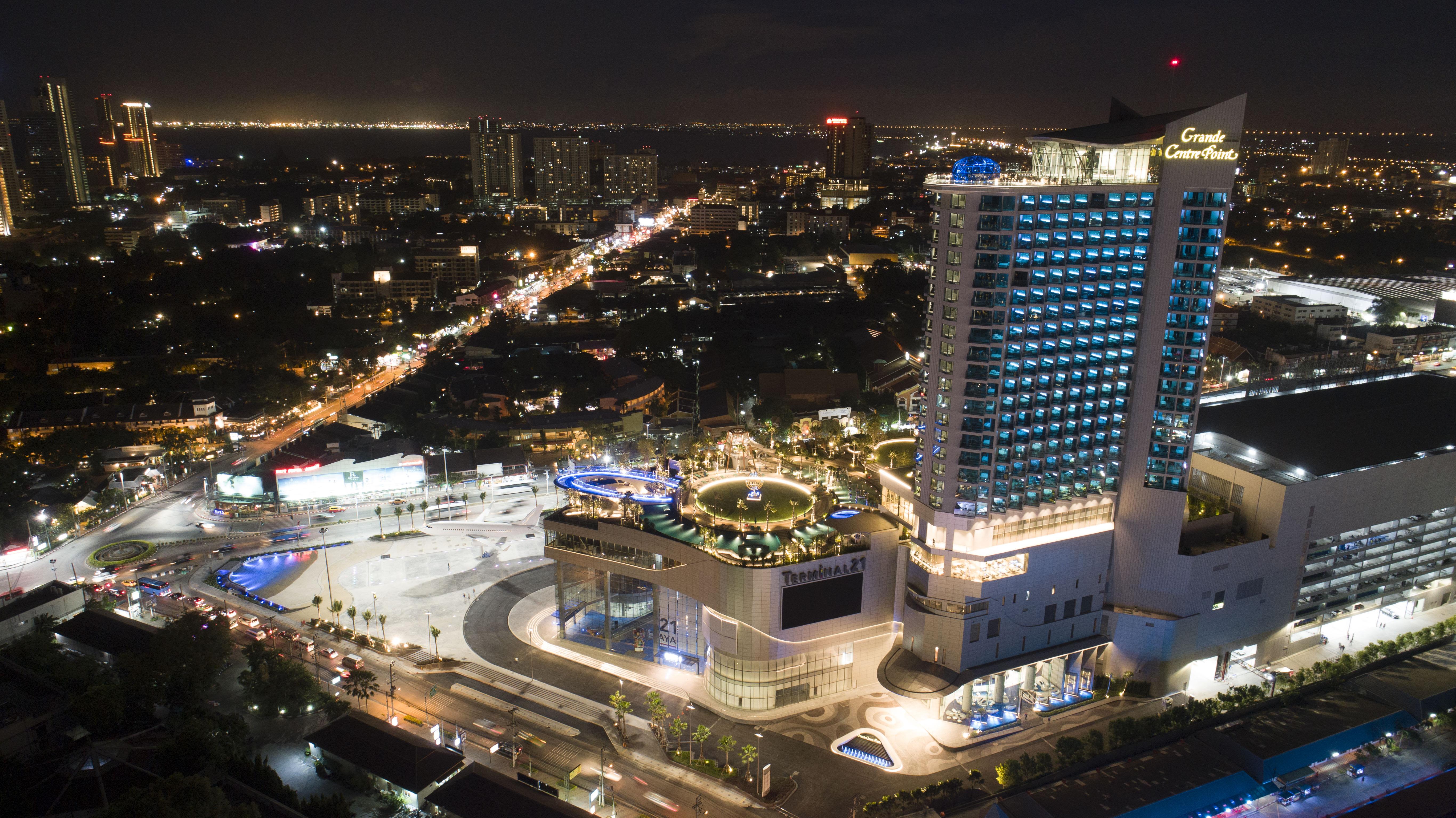 Grande Centre Point Pattaya Hotel Exterior photo The hotel at night