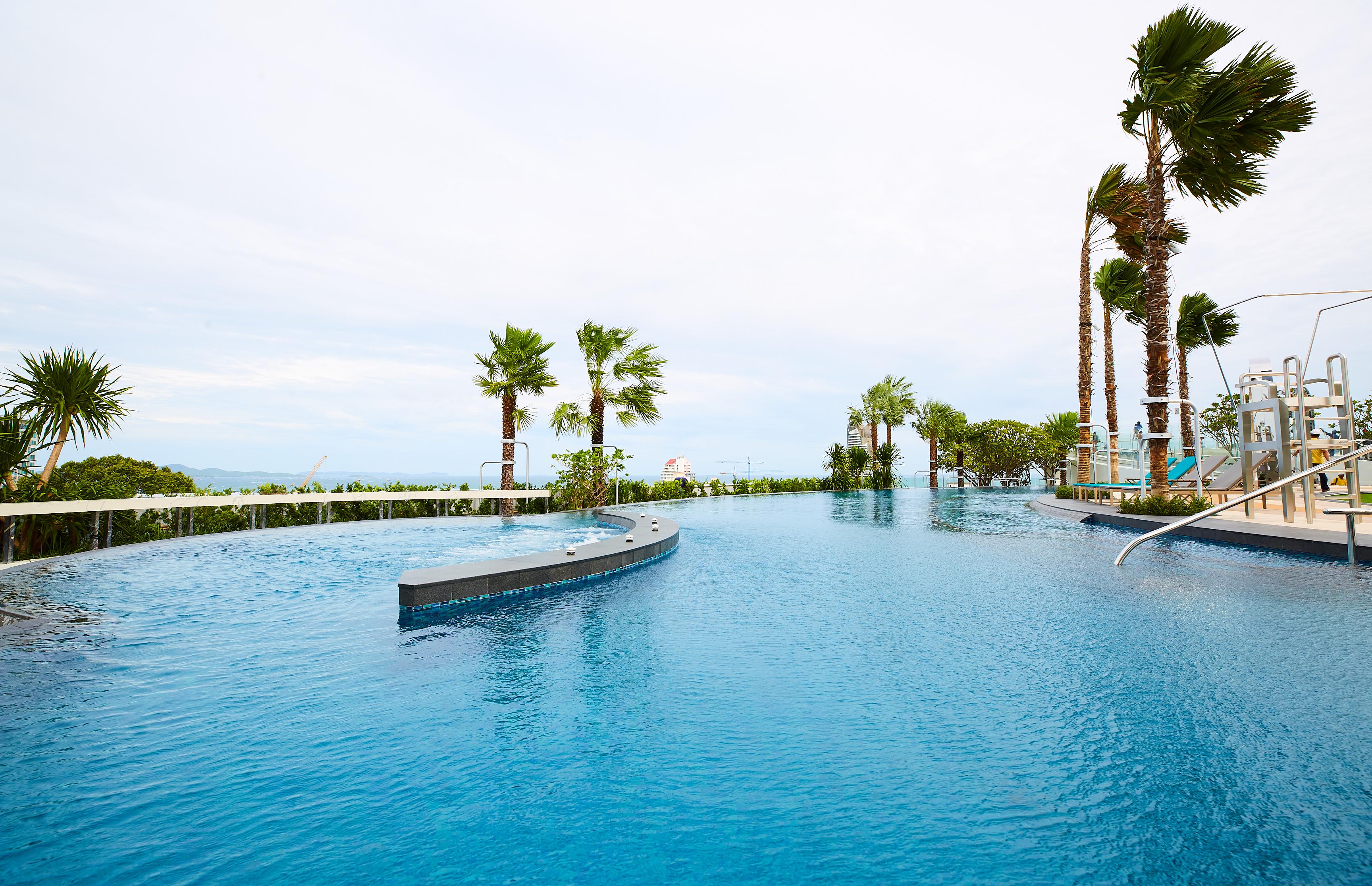 Grande Centre Point Pattaya Hotel Exterior photo Infinity pool at the hotel