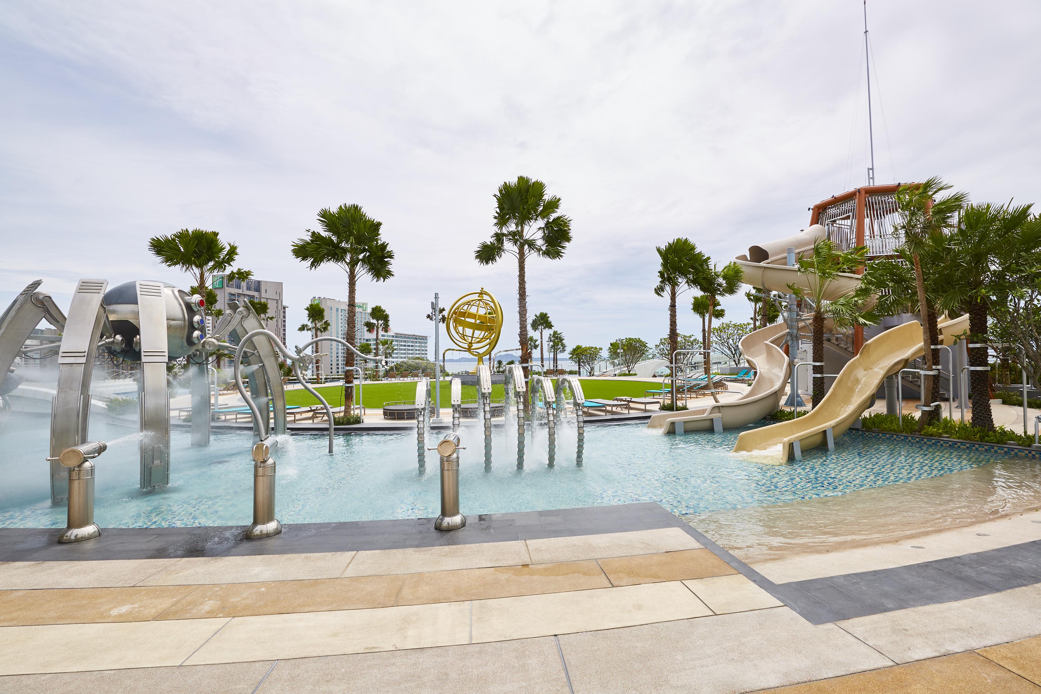 Grande Centre Point Pattaya Hotel Exterior photo The Water Park